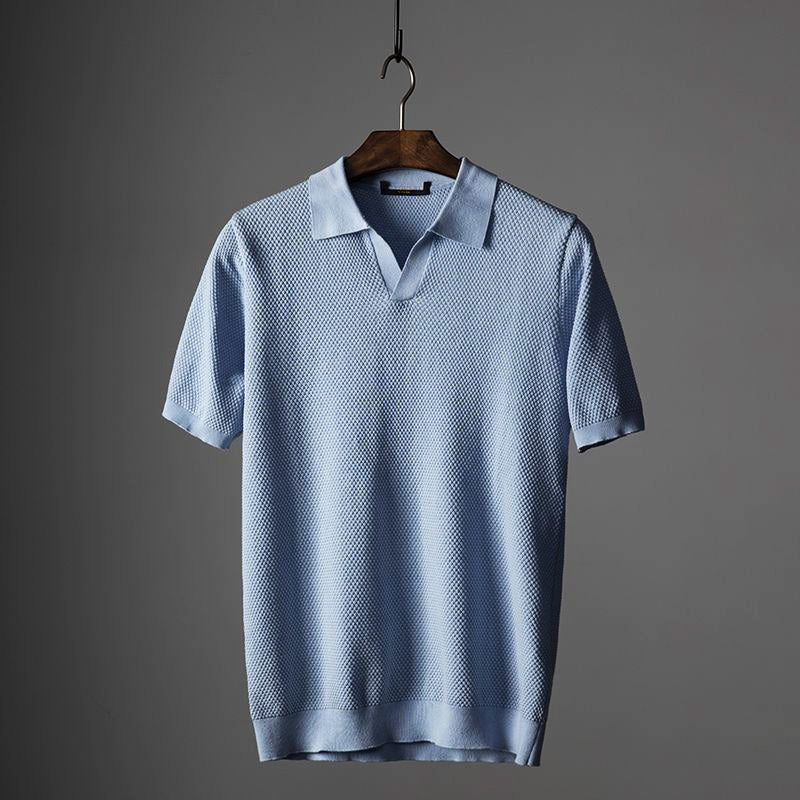  Deze stijlvolle en veelzijdige polo is perfect voor elke zomerse gelegenheid, van casual uitstapjes tot meer formele evenementen. 