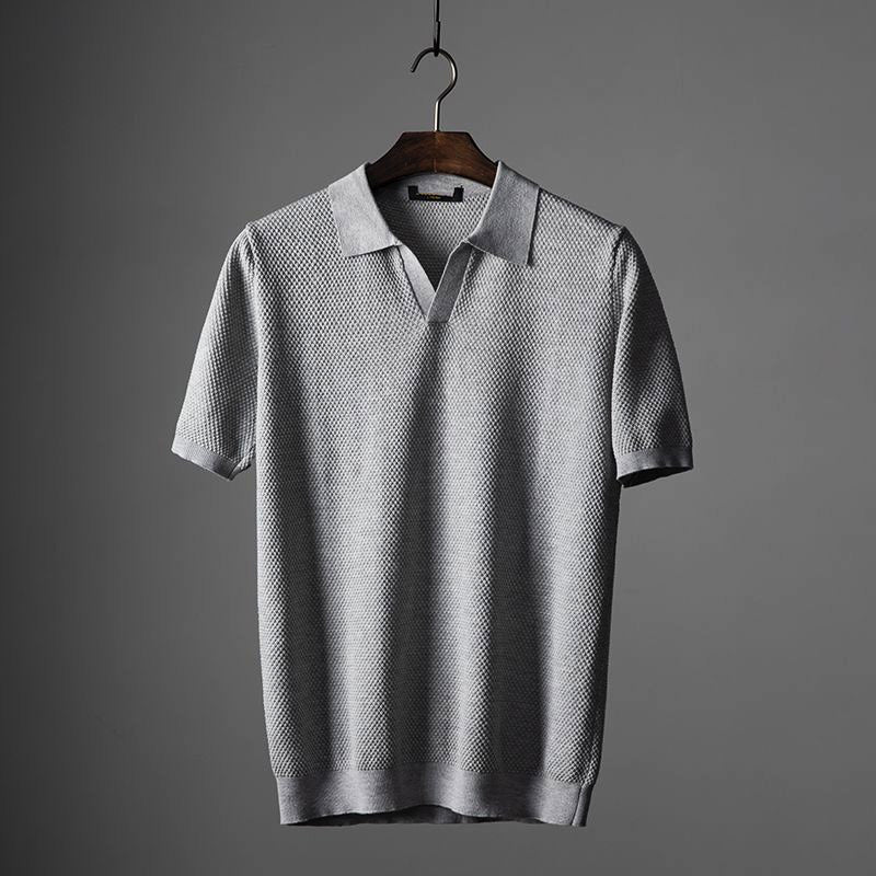  Deze stijlvolle en veelzijdige polo is perfect voor elke zomerse gelegenheid, van casual uitstapjes tot meer formele evenementen. 