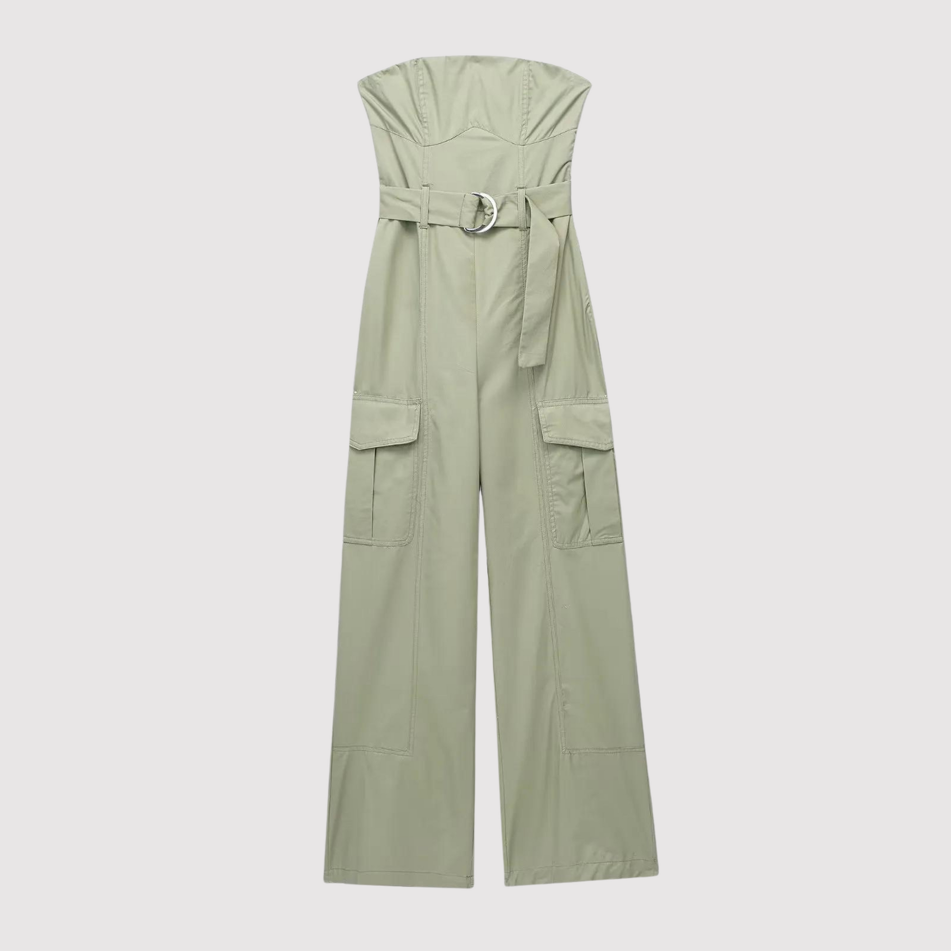 Deze trendy jumpsuit combineert een modieuze off-shoulder stijl met praktische cargozakken, perfect voor elke zomerse gelegenheid.