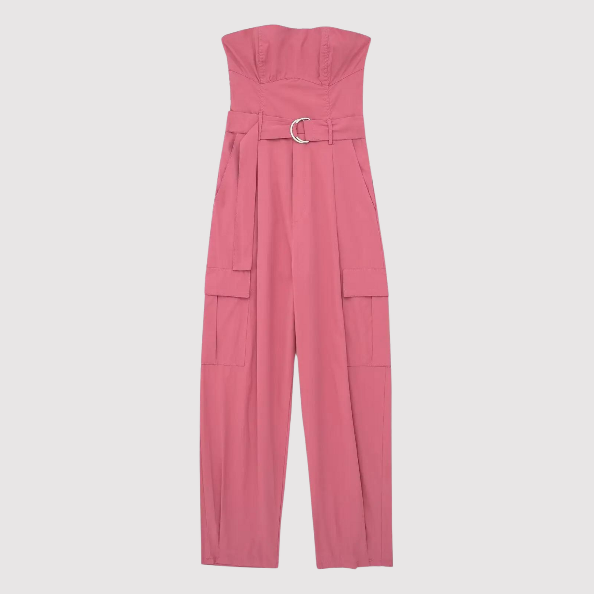 Deze trendy jumpsuit combineert een modieuze off-shoulder stijl met praktische cargozakken, perfect voor elke zomerse gelegenheid.