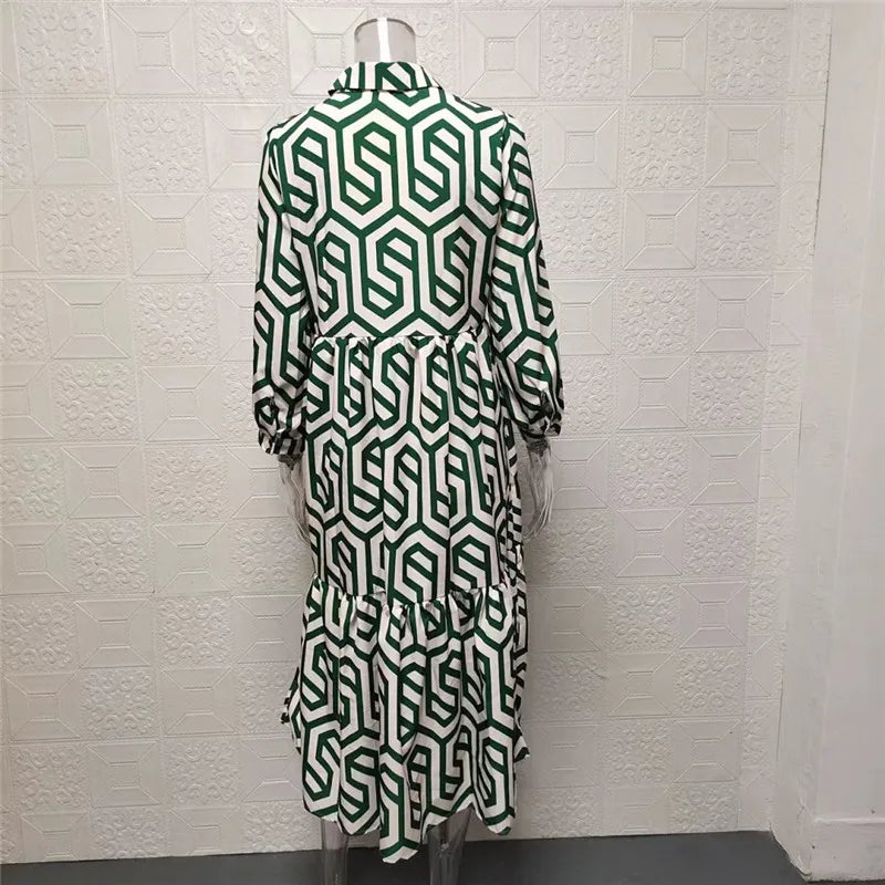  Deze jurk combineert een speelse geometrische print met comfortabele lange mouwen, ideaal voor een moeiteloos chique look tijdens warme dagen. 