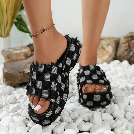 Deze modieuze slippers zijn perfect voor warme dagen, met een trendy print die je look direct een speelse twist geeft.