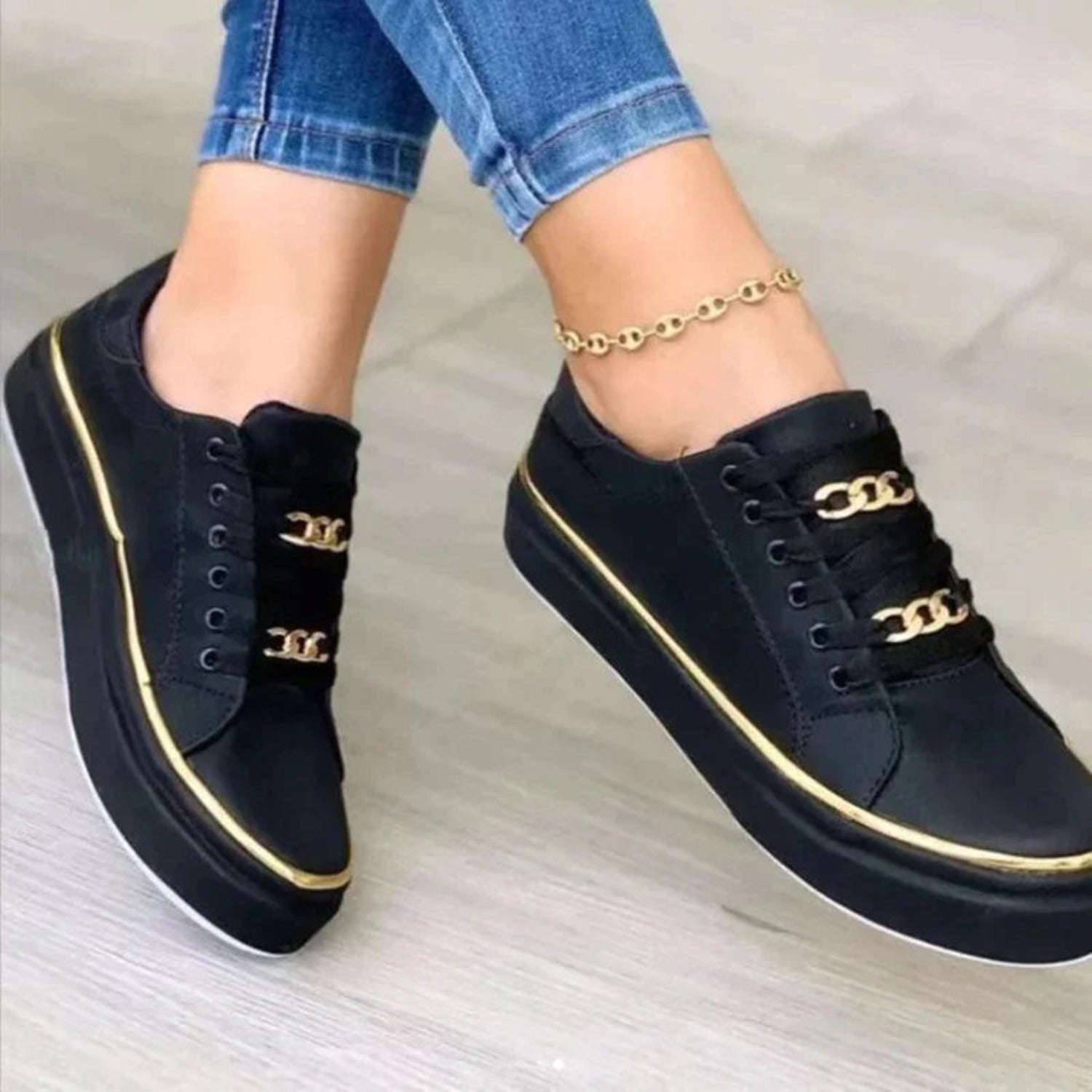 Deze trendy sneakers combineren stijl en comfort, waardoor ze perfect zijn voor dagelijks gebruik.