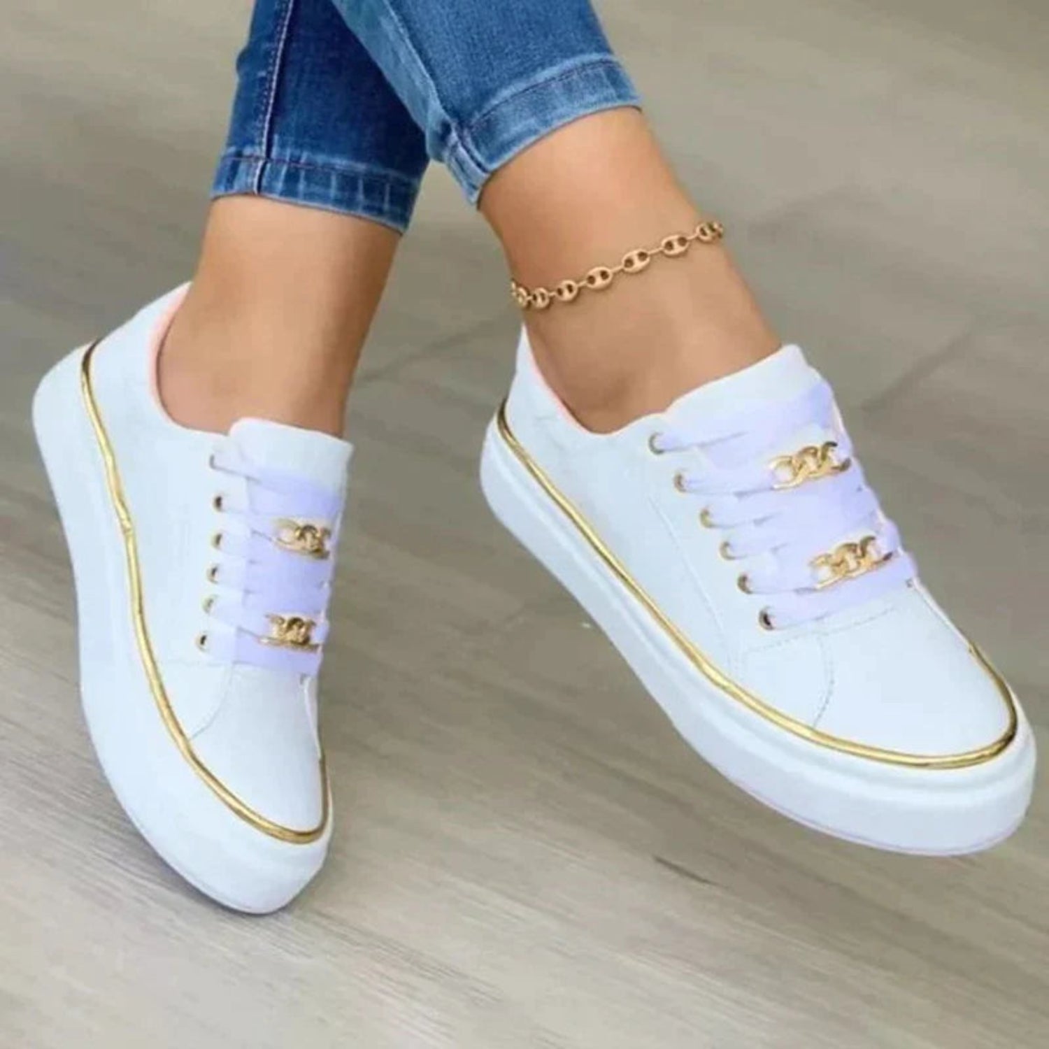 Deze trendy sneakers combineren stijl en comfort, waardoor ze perfect zijn voor dagelijks gebruik.