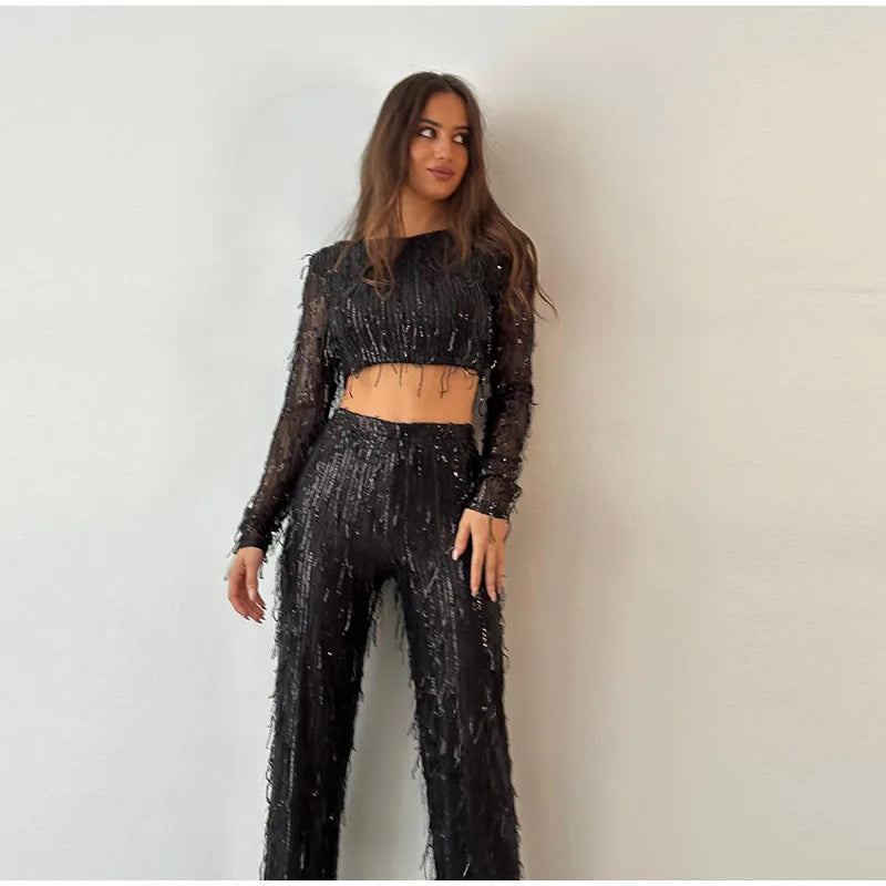 Deze trendy outfit combineert een cropped top met een bijpassende broek voor een moeiteloos chique look, ideaal voor warme dagen en avonden.