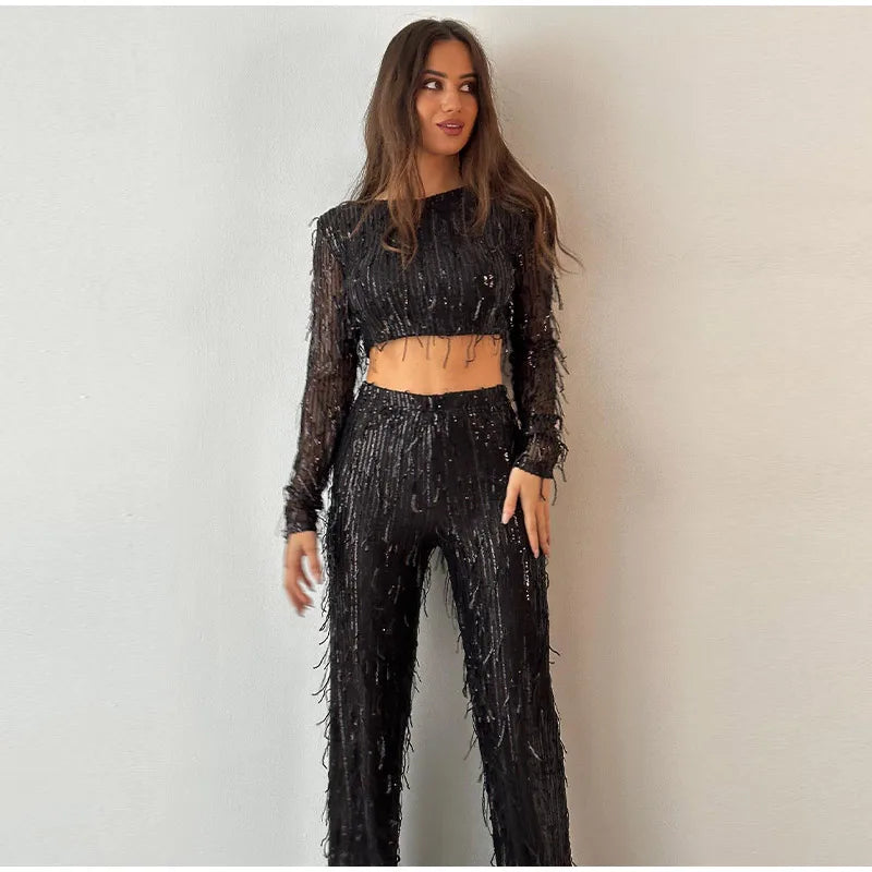 Deze trendy outfit combineert een cropped top met een bijpassende broek voor een moeiteloos chique look, ideaal voor warme dagen en avonden.