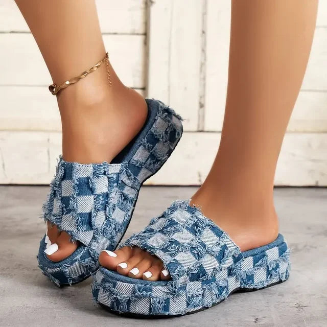 Deze modieuze slippers zijn perfect voor warme dagen, met een trendy print die je look direct een speelse twist geeft.