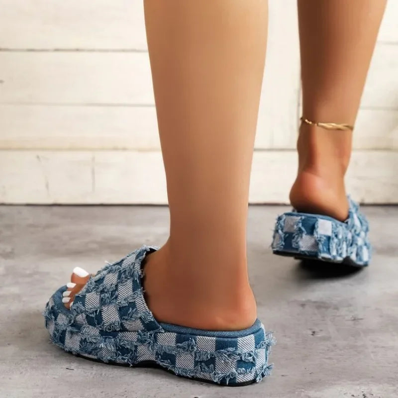 Deze modieuze slippers zijn perfect voor warme dagen, met een trendy print die je look direct een speelse twist geeft.