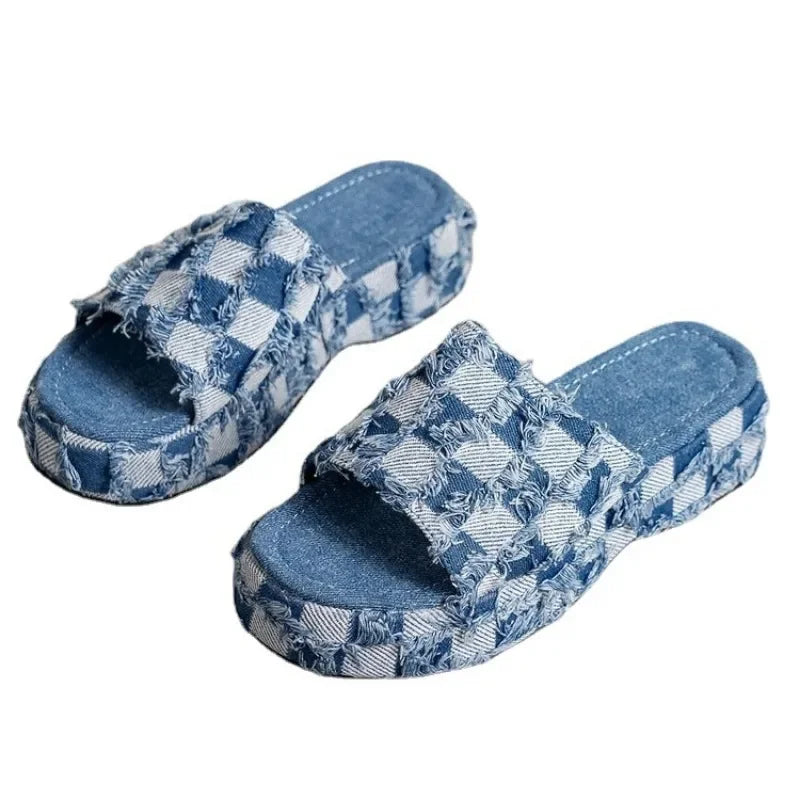 Deze modieuze slippers zijn perfect voor warme dagen, met een trendy print die je look direct een speelse twist geeft.