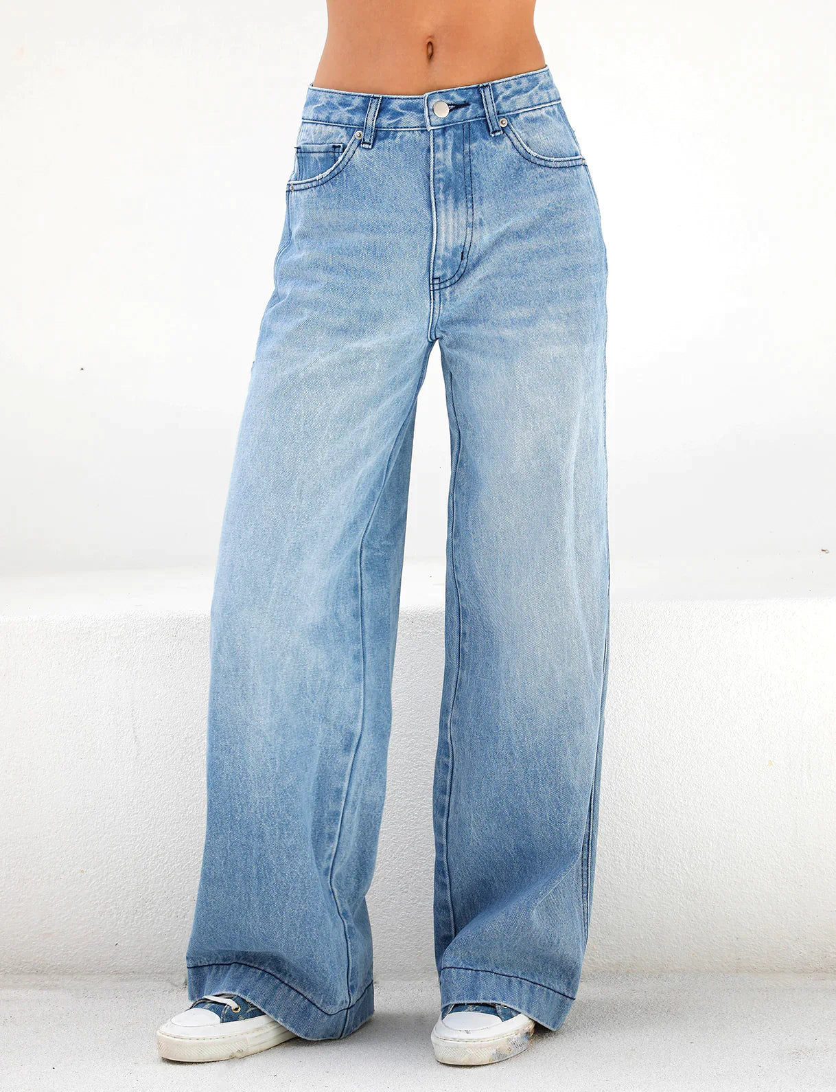 Model draagt Wijde losse denim jeans met hoge taille dames spijker broek blauw