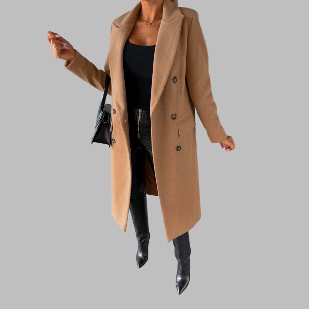 Vrouw in stijlvolle camel winterjas, zwarte top en leren broek. Modieuze outfit met hoge hakken en schoudertas. Perfect voor wintermode.