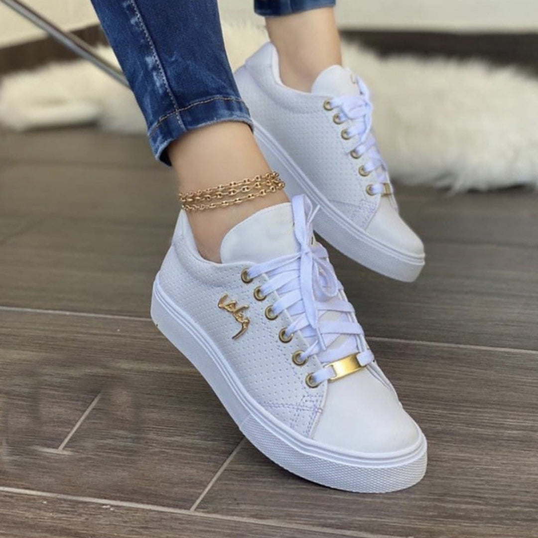 Gemaakt met hoogwaardig leer en ontworpen voor ultiem draagcomfort, zijn deze sneakers de perfecte keuze voor een moeiteloze en trendy zomerlook.