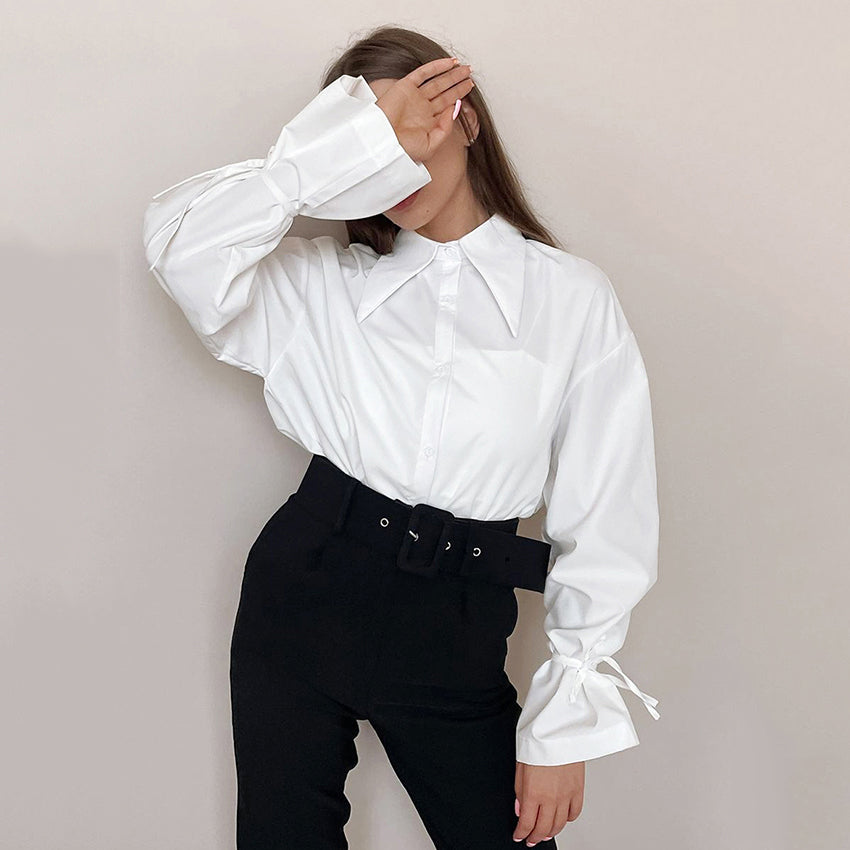 Deze elegante en luchtige blouse is een must-have voor elke modebewuste vrouw.