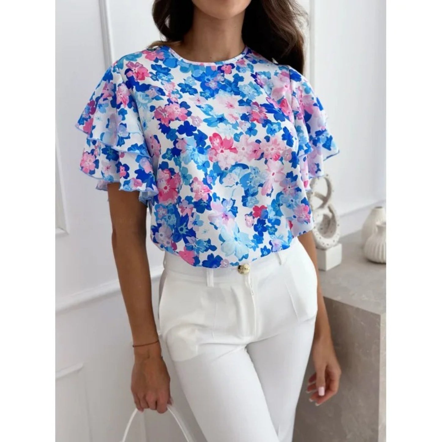 De luchtige stof en het levendige bloemenpatroon maken deze blouse ideaal voor elke casual of semi-formele gelegenheid.