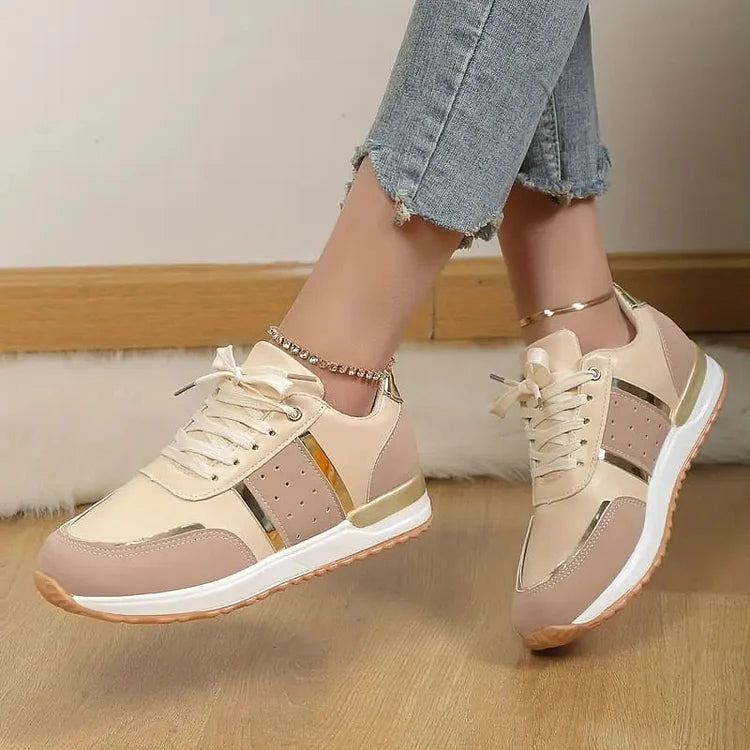 Model draagt leren orthopedische dames sneakers ondersteunende schoenen comfortabel casual witte zool leer beige