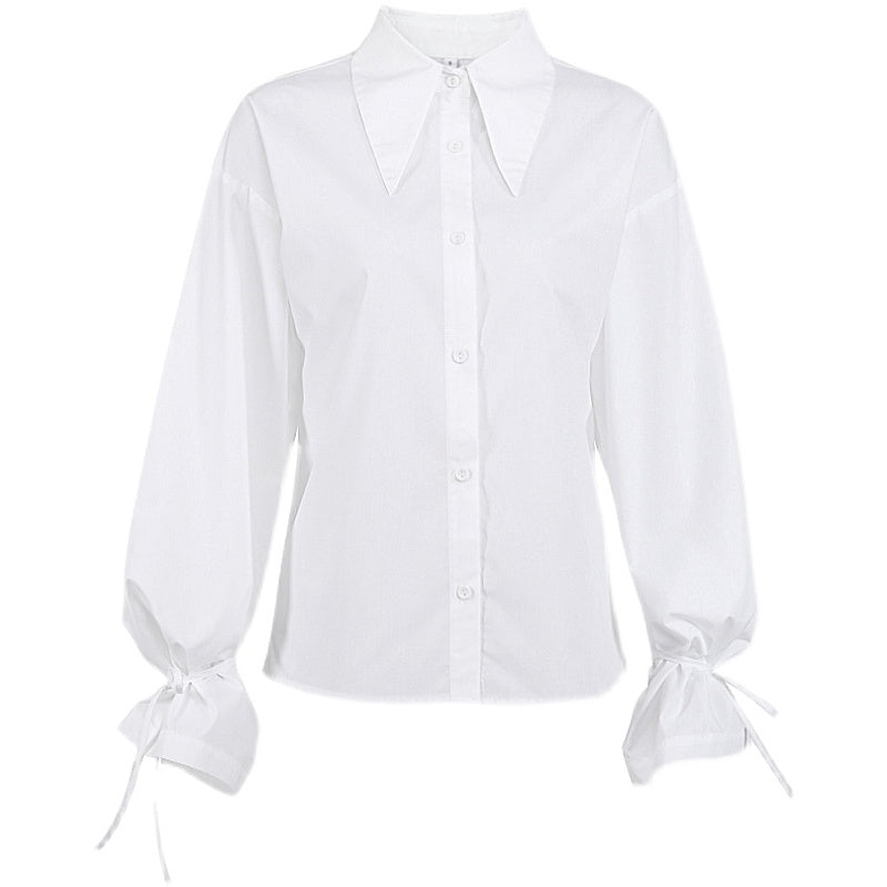 Deze elegante en luchtige blouse is een must-have voor elke modebewuste vrouw.