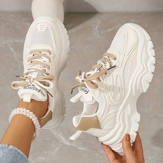 Deze sneakers combineren moeiteloos trendy design met maximaal comfort, perfect voor elke zomerse outfit.