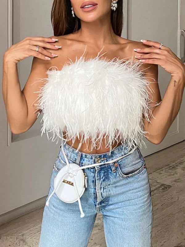 Model draagt denim jeans en handtas Bandeau top met veren zomer lente voorjaars top wit