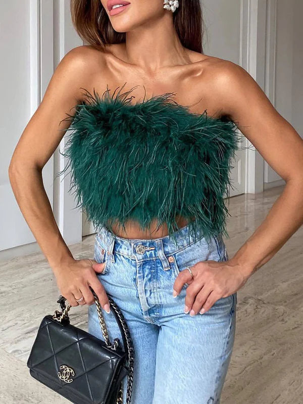 Model draagt denim jeans en handtas Bandeau top met veren zomer lente voorjaars top donker groen