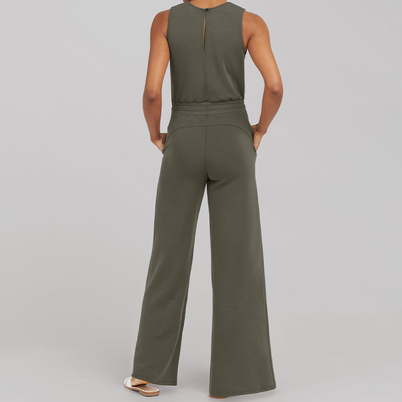 model draagt stijlvolle comfortabele jumpsuit met stretch elastische jumpsuit dames vrijetijdspak met wijde pijp en mouwloze top verstelbare striksluiting groen