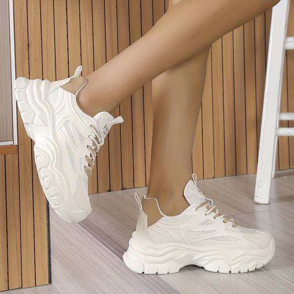 Deze sneakers combineren moeiteloos trendy design met maximaal comfort, perfect voor elke zomerse outfit.