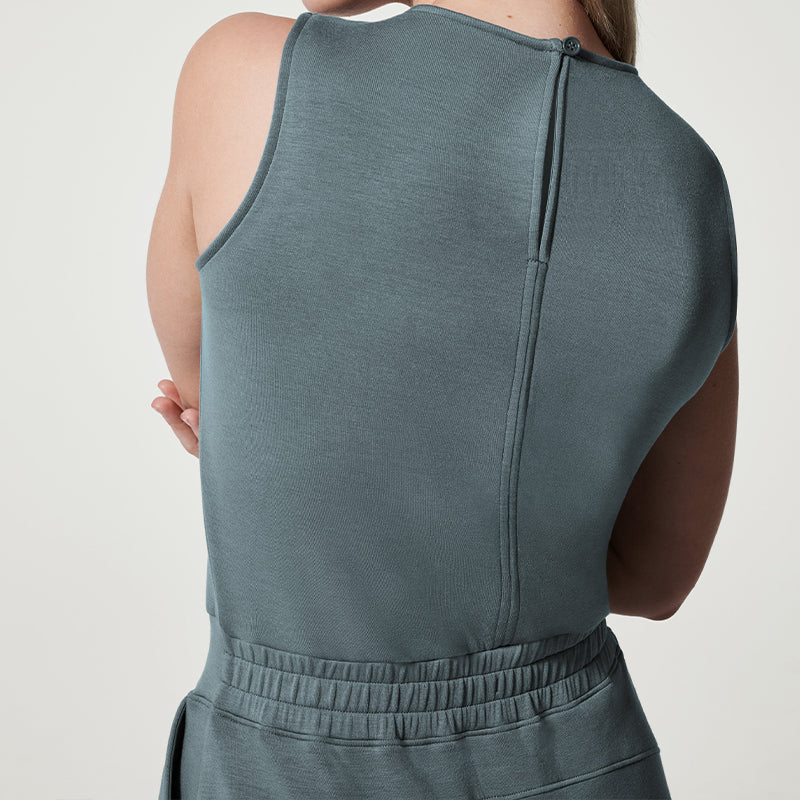 model draagt stijlvolle comfortabele jumpsuit met stretch elastische jumpsuit dames vrijetijdspak met wijde pijp en mouwloze top verstelbare striksluiting blauw