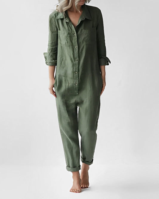 Deze jumpsuit is een must-have voor je zomergarderobe, met zijn trendy ontwerp en elegante uitstraling.