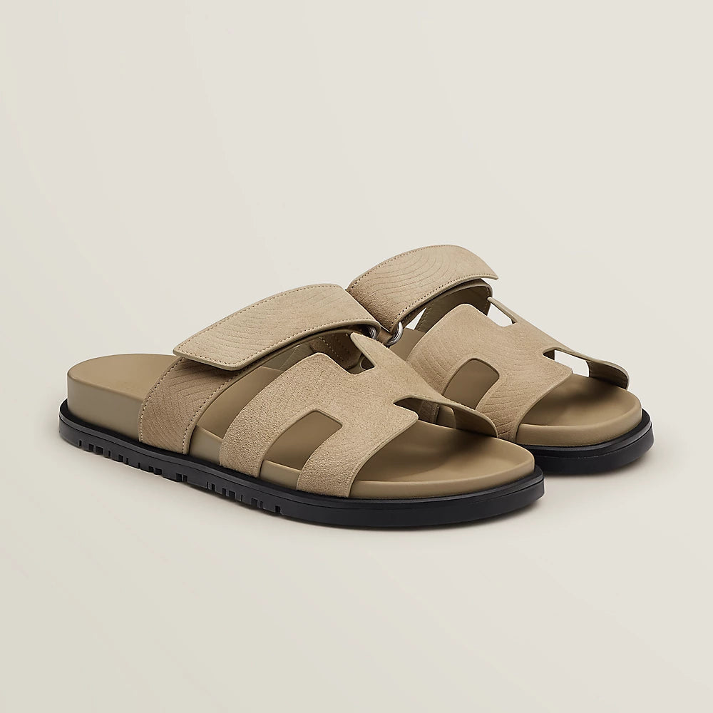 Perfect voor warme dagen en zwoele avonden, deze sandalen combineren comfort en elegantie voor een veelzijdige look die bij elke zomerse outfit past.