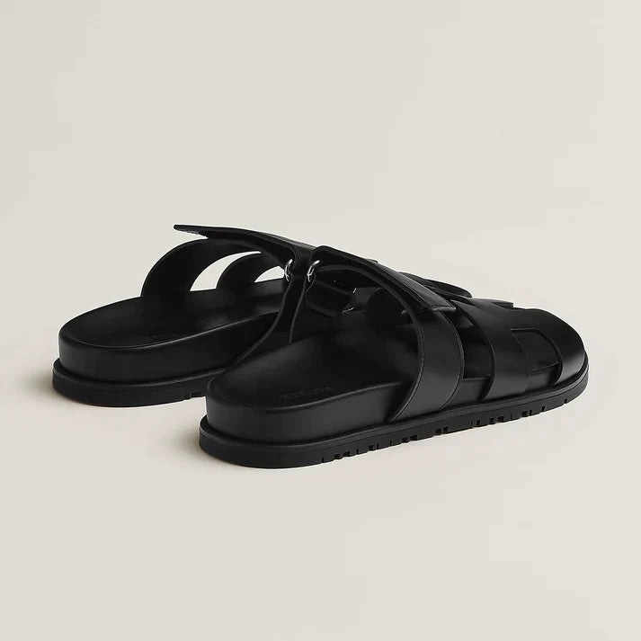 Perfect voor warme dagen en zwoele avonden, deze sandalen combineren comfort en elegantie voor een veelzijdige look die bij elke zomerse outfit past.