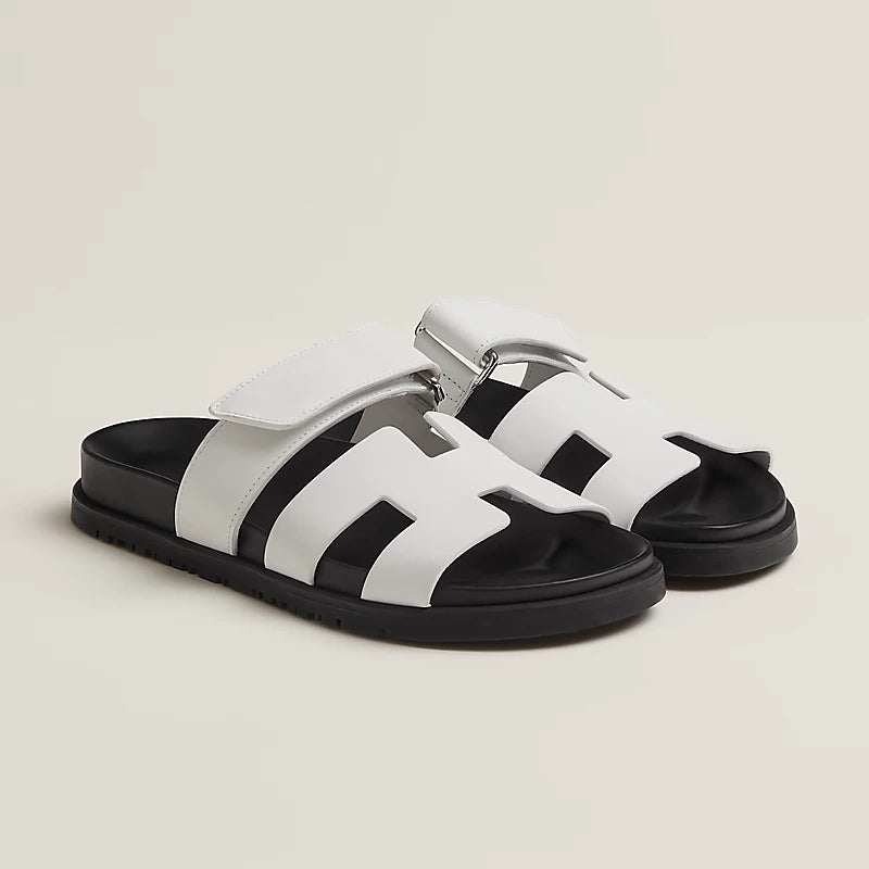 Perfect voor warme dagen en zwoele avonden, deze sandalen combineren comfort en elegantie voor een veelzijdige look die bij elke zomerse outfit past.