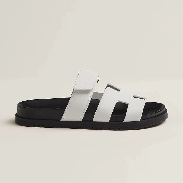 Perfect voor warme dagen en zwoele avonden, deze sandalen combineren comfort en elegantie voor een veelzijdige look die bij elke zomerse outfit past.