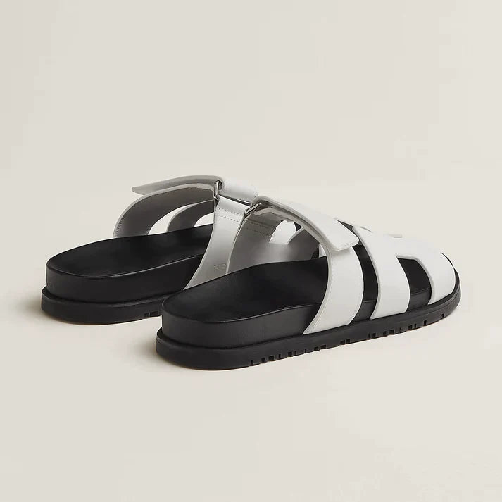 Perfect voor warme dagen en zwoele avonden, deze sandalen combineren comfort en elegantie voor een veelzijdige look die bij elke zomerse outfit past.