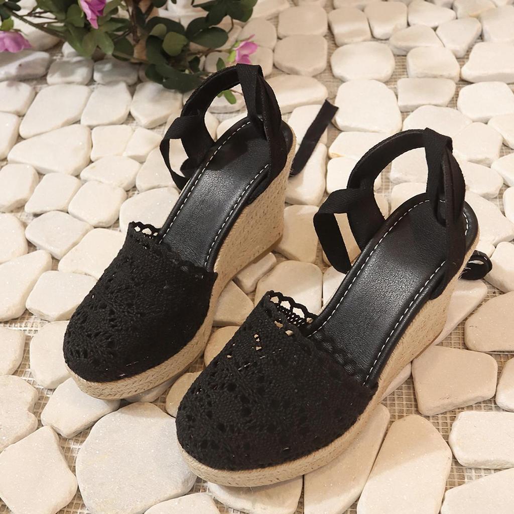 Deze elegante en trendy sandalen zijn perfect voor elke zomerse gelegenheid, van een dagje uit in de stad tot een chique avondfeest.