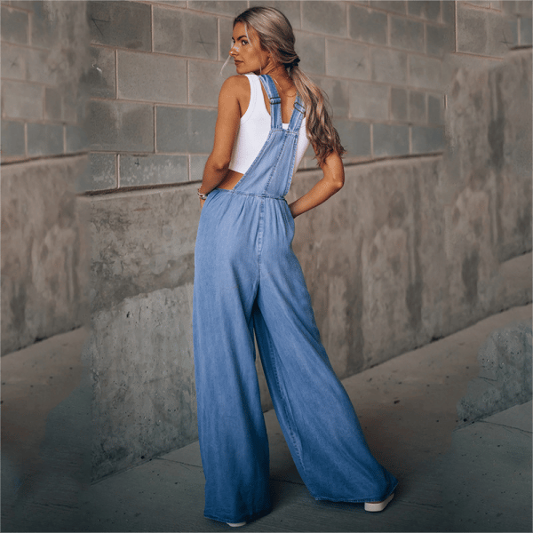 Model draagt denim jumpsuit zomerse overall denim tuinbroek met wijde pijp blauw