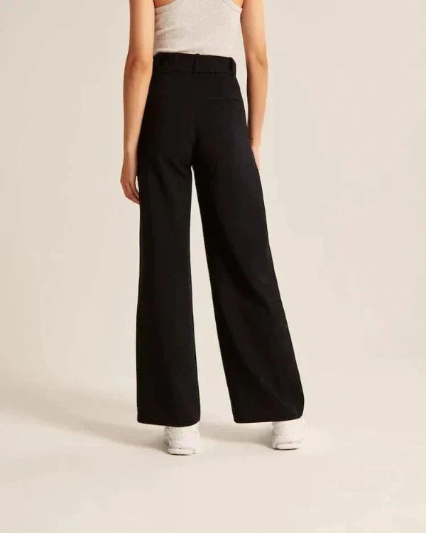 Perfect voor zowel zakelijke als casual gelegenheden, deze pantalon biedt een verfijnde look die je zelfverzekerd maakt, ongeacht de setting.