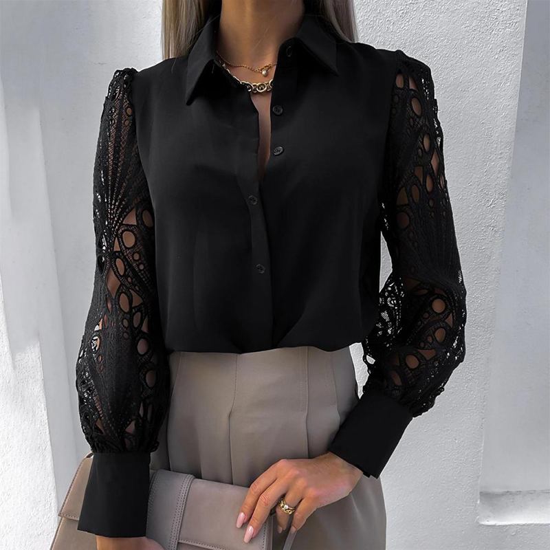 Deze blouse straalt tijdloze elegantie uit met zijn delicate kanten mouwen en biedt ultiem comfort op warme dagen.