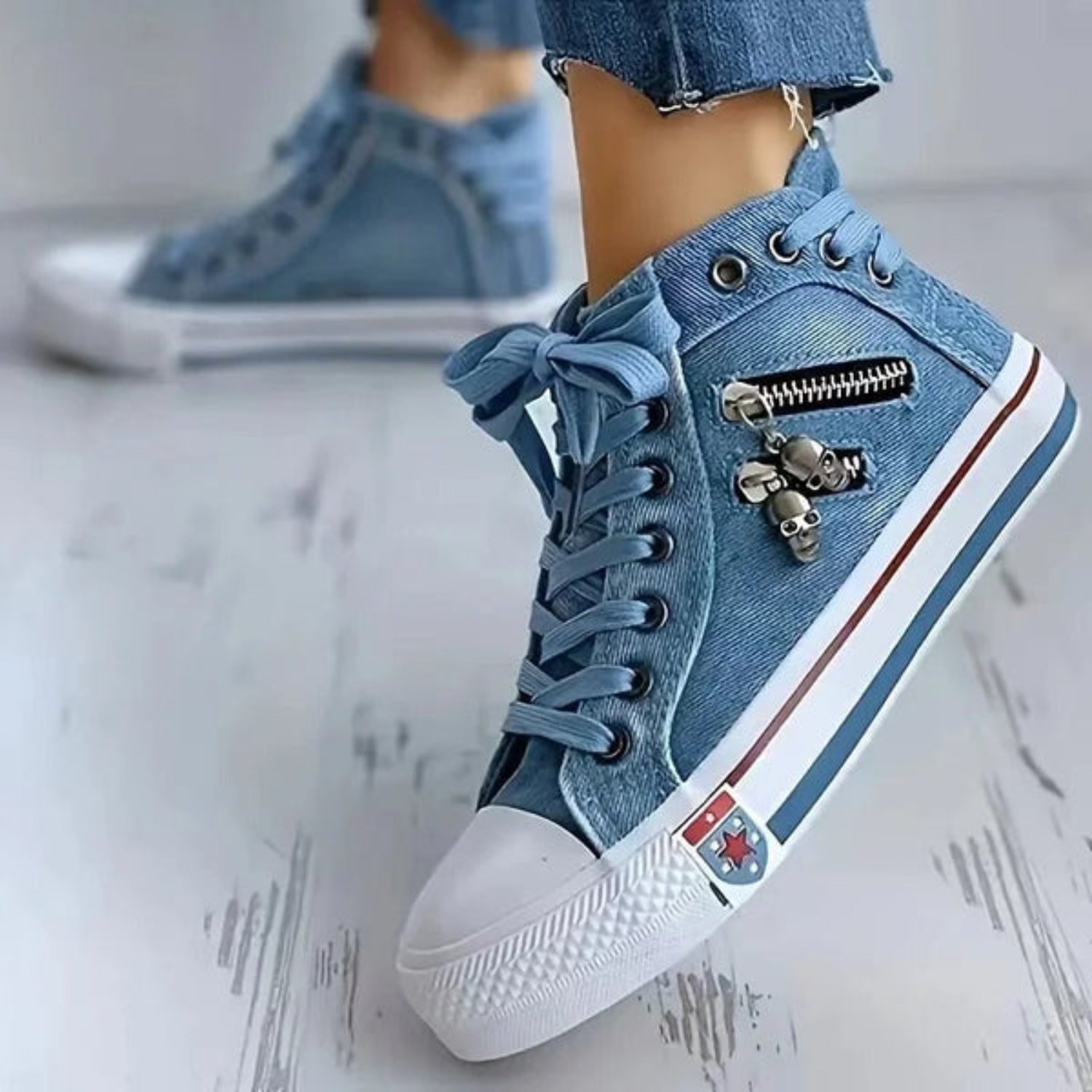  Perfect voor elke gelegenheid, deze sneakers combineren comfort met een trendy design, waardoor je altijd modieus en comfortabel de deur uit gaat. 