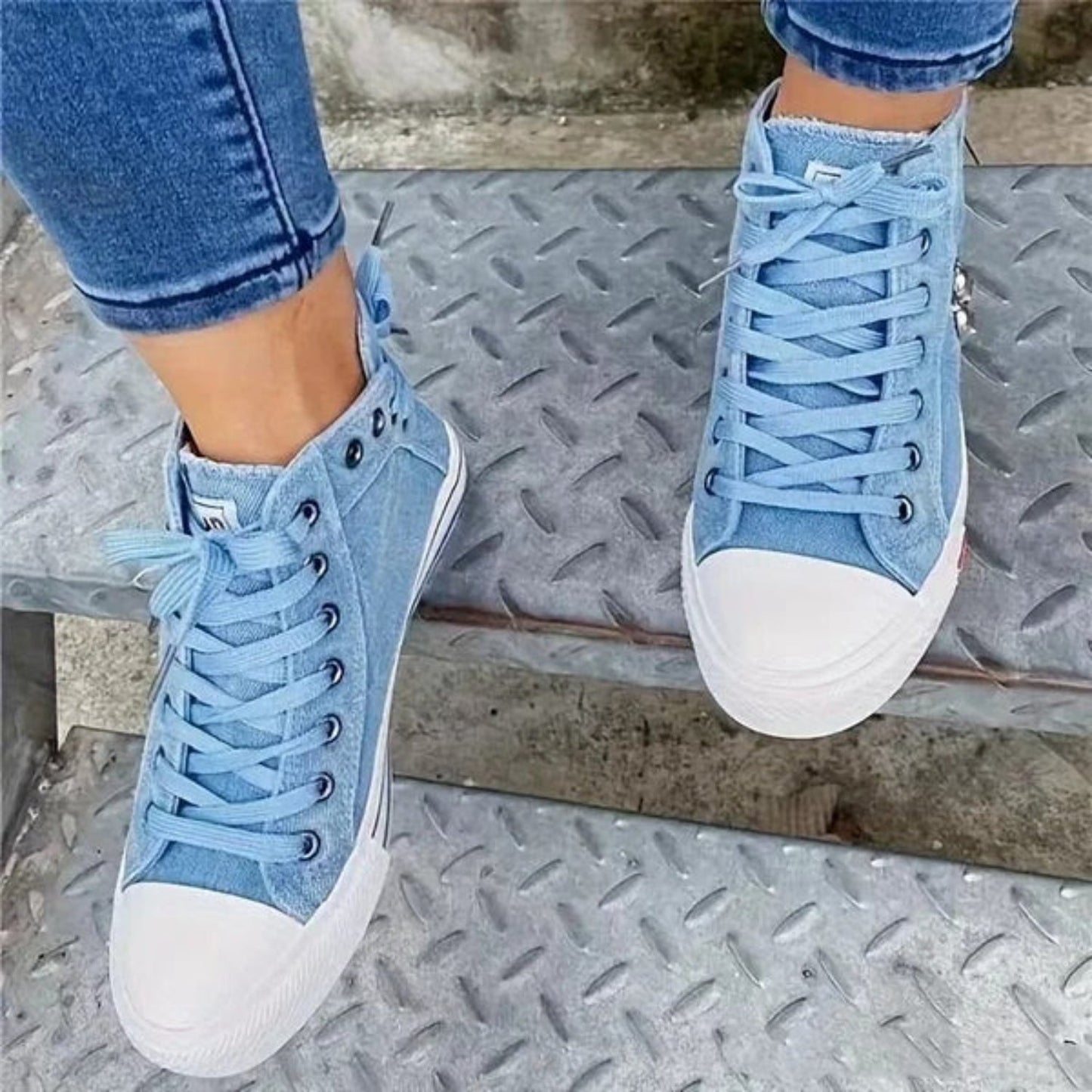  Perfect voor elke gelegenheid, deze sneakers combineren comfort met een trendy design, waardoor je altijd modieus en comfortabel de deur uit gaat. 