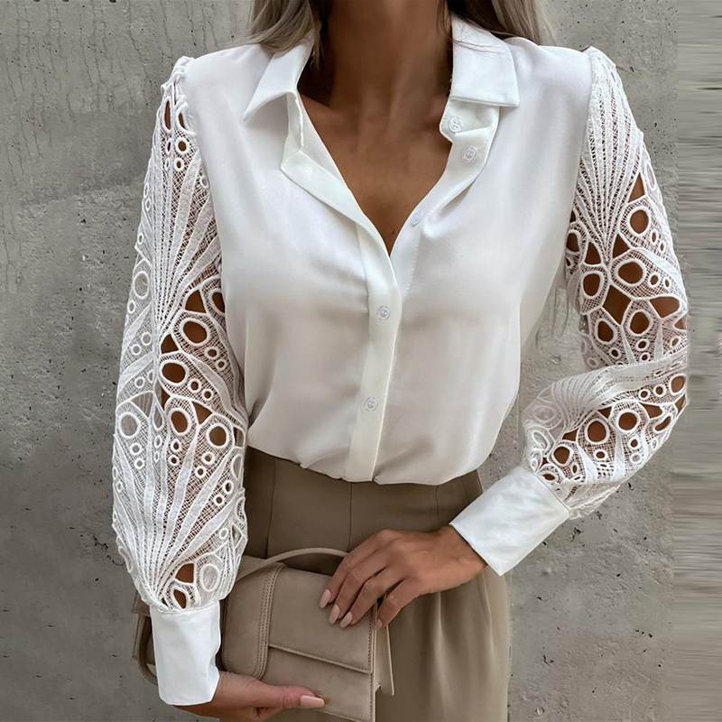 Deze blouse straalt tijdloze elegantie uit met zijn delicate kanten mouwen en biedt ultiem comfort op warme dagen.