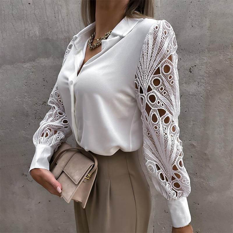 Deze blouse straalt tijdloze elegantie uit met zijn delicate kanten mouwen en biedt ultiem comfort op warme dagen.