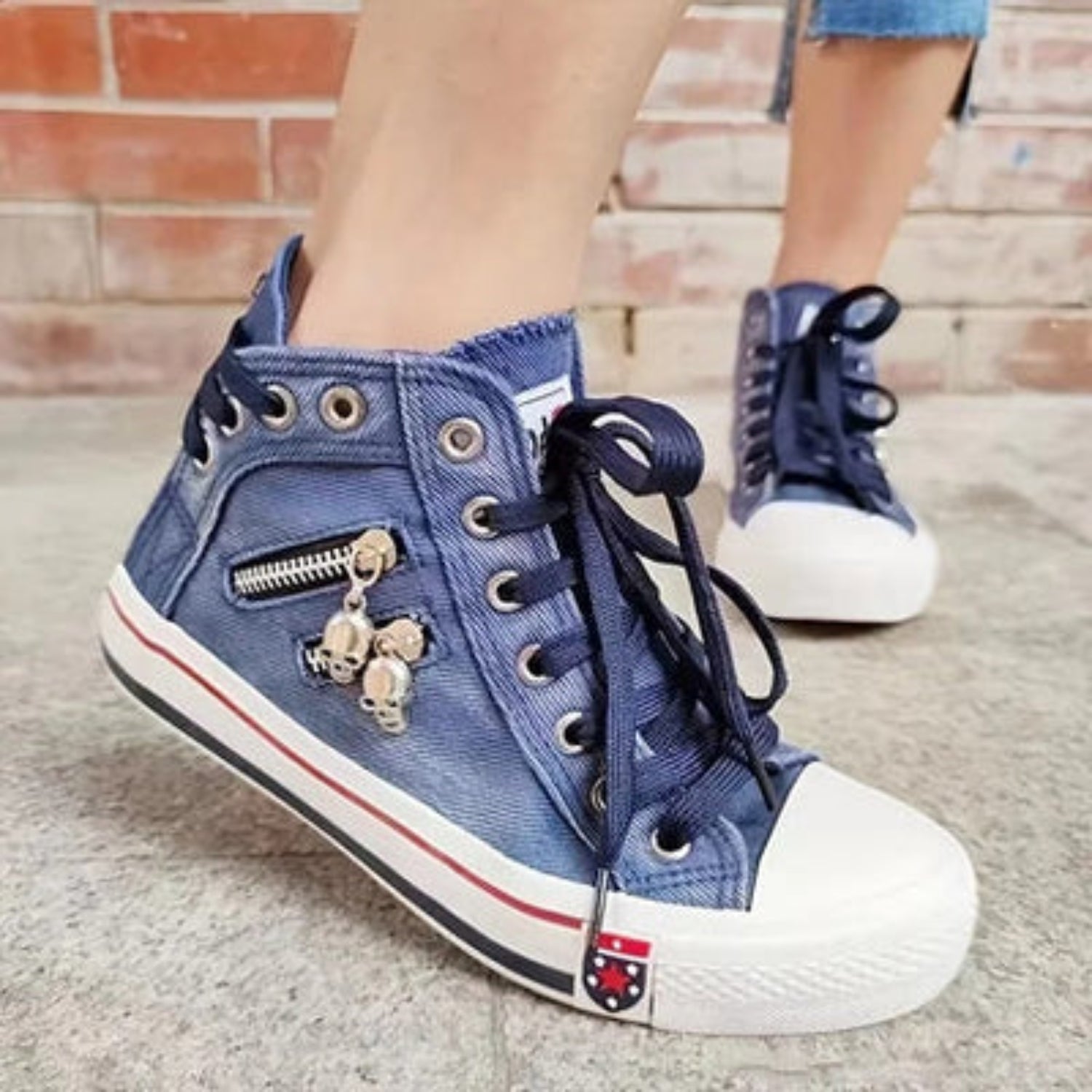  Perfect voor elke gelegenheid, deze sneakers combineren comfort met een trendy design, waardoor je altijd modieus en comfortabel de deur uit gaat. 