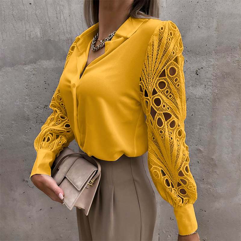 Deze blouse straalt tijdloze elegantie uit met zijn delicate kanten mouwen en biedt ultiem comfort op warme dagen.