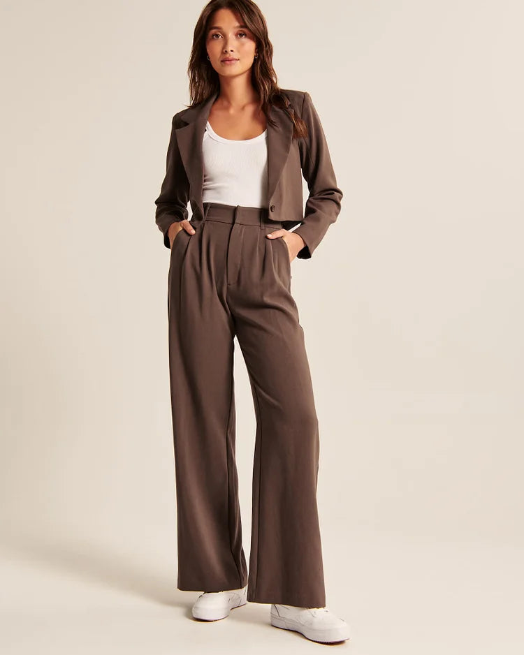 Perfect voor zowel zakelijke als casual gelegenheden, deze pantalon biedt een verfijnde look die je zelfverzekerd maakt, ongeacht de setting.