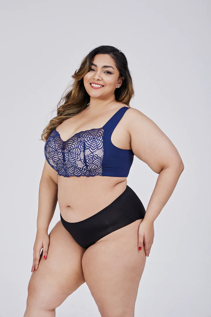 Model draagt comfortabele stijlvolle lingerie set push up bh beha met ondersteuning sluiting op de rug blauw curvy