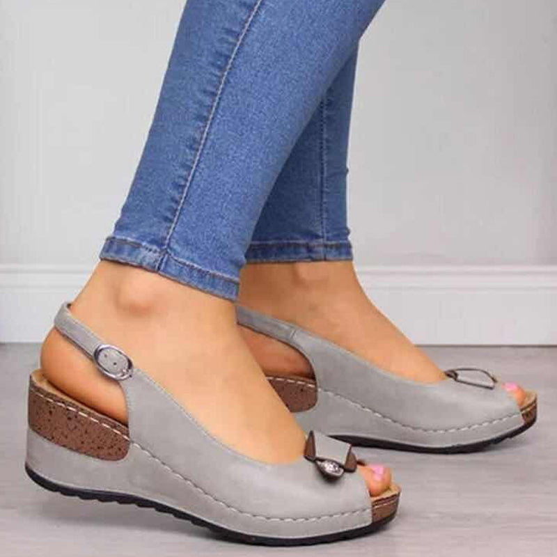 Deze sandalen combineren comfort en elegantie, waardoor ze een onmisbare toevoeging zijn aan je zomergarderobe.