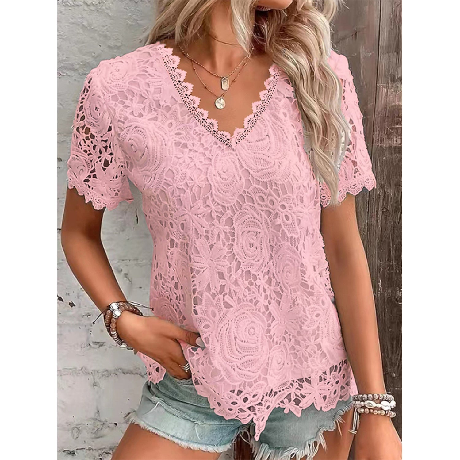 Deze comfortabele zomerse kanten blouse met korte mouwen is een essentieel kledingstuk voor warme dagen.