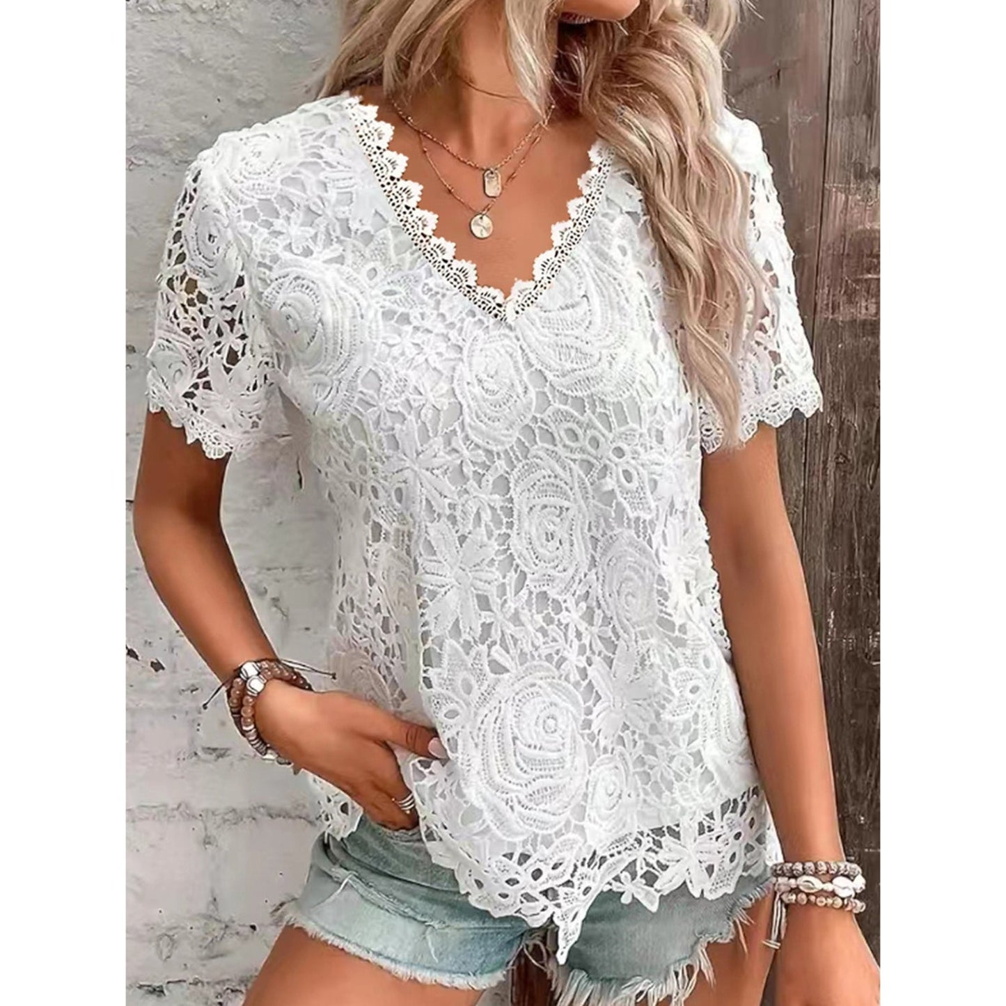 Deze comfortabele zomerse kanten blouse met korte mouwen is een essentieel kledingstuk voor warme dagen.