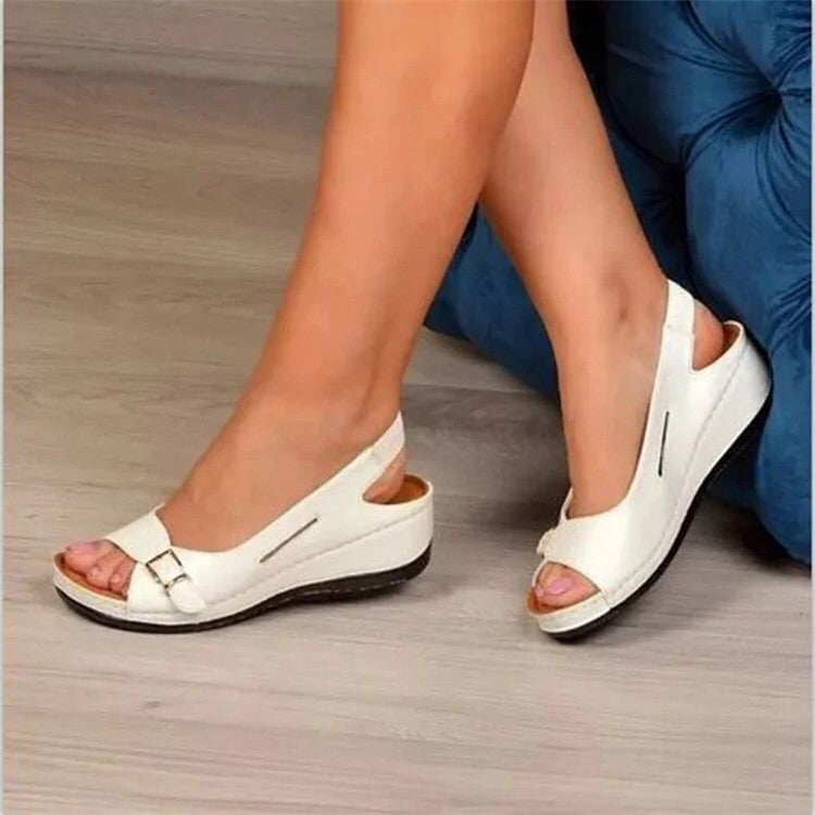  Met hun elegante ontwerp en praktische functionaliteit zijn deze sandalen perfect voor elke gelegenheid. 