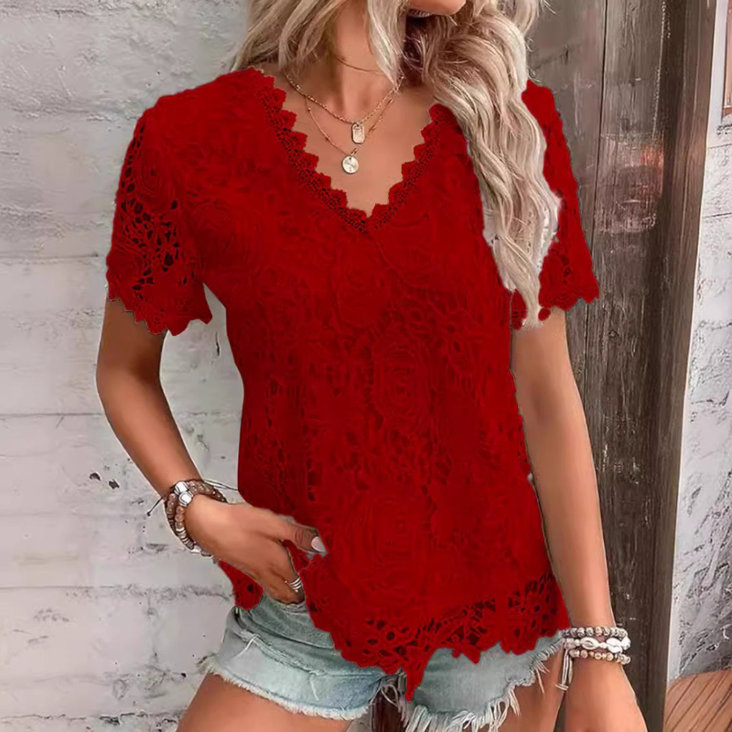 Deze comfortabele zomerse kanten blouse met korte mouwen is een essentieel kledingstuk voor warme dagen.