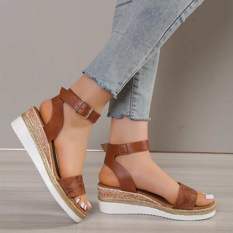 Deze sandalen zijn ontworpen om de perfecte balans te bieden tussen stijl en comfort, waardoor ze ideaal zijn voor elke zomerse gelegenheid.